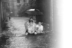 四川射洪遭洪灾雷击交通瘫痪通讯中断(图)