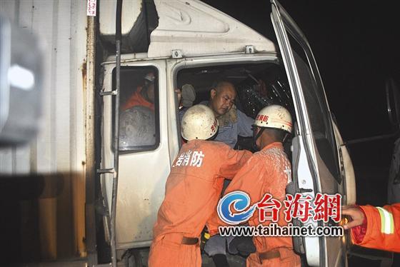 大货车司机高速路上开车睡着与小货车相撞(图)