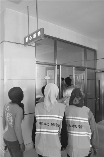 哈尔滨一政府机关为环卫工腾屋作休息室提供午餐