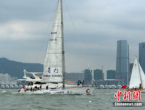 “厦门号”帆船环球归来厦门金门舰只出海迎接