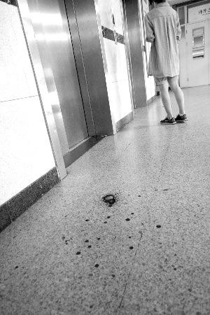 特警飞身夺刀制服电梯劫匪挟持动机还在调查中