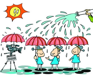 领导派消防水枪喷水假装冒雨视察遭网友吐槽