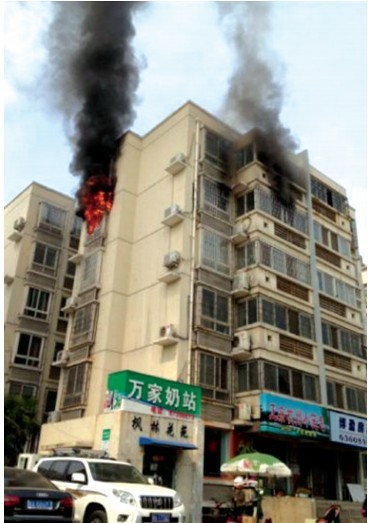 4岁小孩家中玩打火机引发大火一邻居受伤(图)