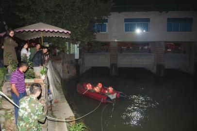 “旱鸭子”男子跳水施救落水女友均被冲走(图)