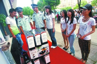 武汉城管执法再出新招邀高校美女帮劝违规占道