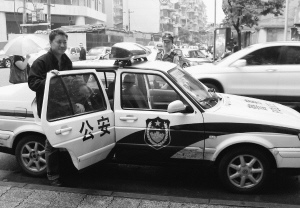 市民取20万巨款请警察保驾专家吁公司设有偿服务