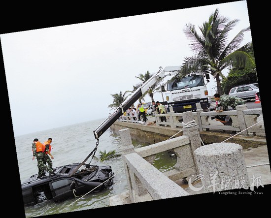 情侣驾车转弯时坠海司机抢救无效死亡(图)