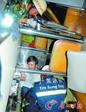 广东清远卧铺大巴侧翻乘客被甩出致6人身亡(图)
