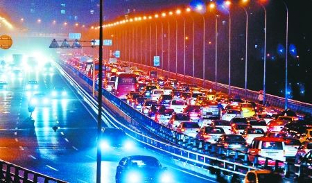 重庆暴雨致交通大拥堵公交车在路上堵5小时(图)