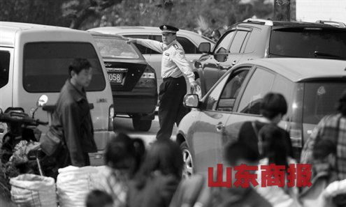民警一天步行十多公里疏导交通义务替游客“看车”