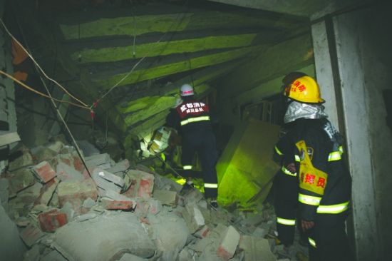 四川郫县工地垮塌致3人续:屋主包工头被控制