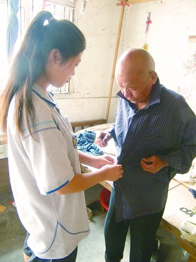 拾荒老人捡兔唇弃婴养15年:我活着就有她一口饭吃