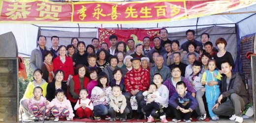 老汉迎百岁寿宴400余子孙拜寿磕头两小时(图)