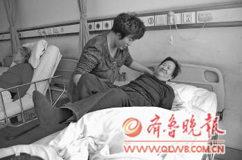女教师照顾仨卧床家属15年举债为老人治病