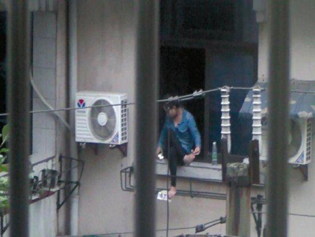 女子坐窗台蹭网被误会寻死引来20人救援意外蹿红