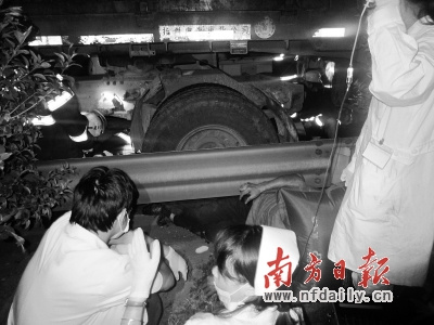 深汕高速陆丰段两辆货车追尾造成两死两伤(图)