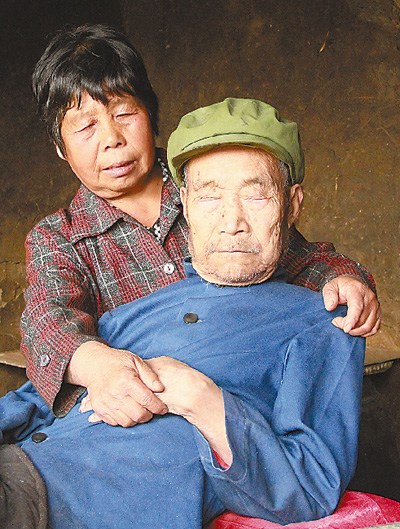 老太照顾俩聋哑失明老人10年碰碰头即可与其沟通