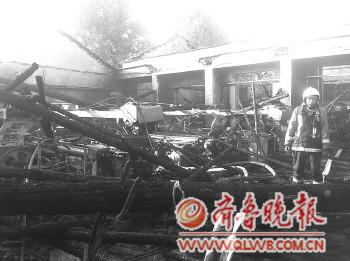 潍坊一纺织厂数百平米厂房烧毁路窄阻消防车施救