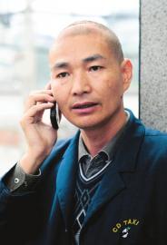 的哥送产妇求医闯红灯乘客拒帮证明事后主动道歉