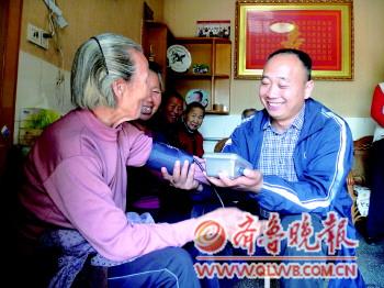 男子自掏腰包为同村老人发生活费10余年(图)