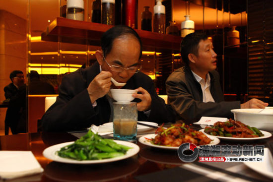 湖南粮食局长体验禁食1天后5分钟喝完大碗汤(图)