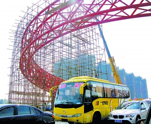 河南伊川北大门造型“雷人”疑为违法建筑(图)