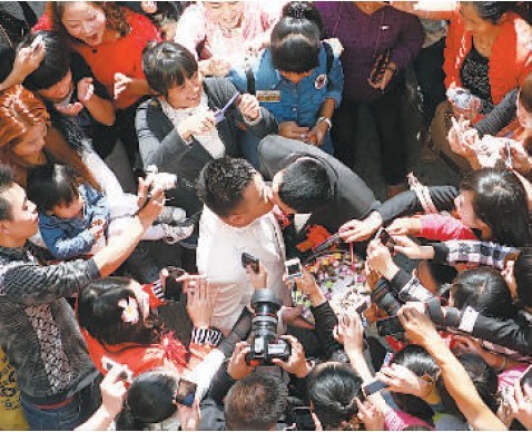福建首对男同性恋公开结婚全城沸腾(图)