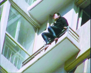 女子因丈夫有外遇欲跳楼被救下(图)
