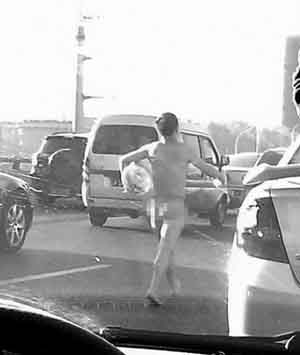 男子立交桥上抱水桶裸奔遭吐槽抗议桶装水涨价?