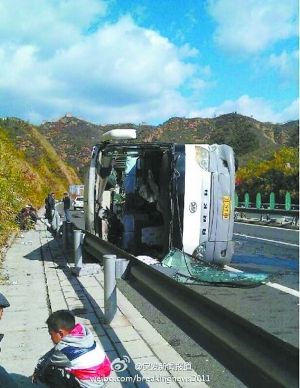客车因后轮飞出失控侧翻致37名乘客受伤
