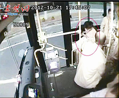 公交乘务员当众为陌生婴儿喂奶获赞最美女售票员