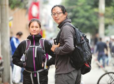 环球行者身无分文穷游中国跟大妈竞争拾荒换路费