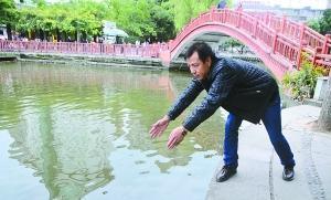壮年男救女溺水生命垂危三美女做人工呼吸相救