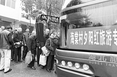 企业家获举荐赴他乡当村官上任一年捐50余万