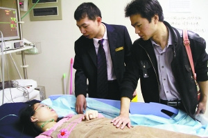 孕妇乘公交车突然晕倒10余乘客自发留下照顾