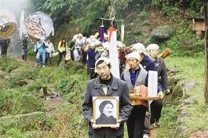 记者忆爱情天梯曝光史:老人偶遇驴友问候毛主席