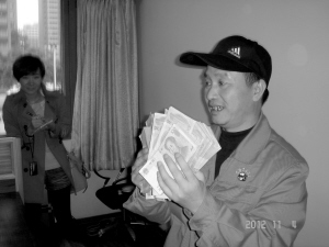 的哥捡7万现金还失主婉拒2.5万酬金坦言曾纠结