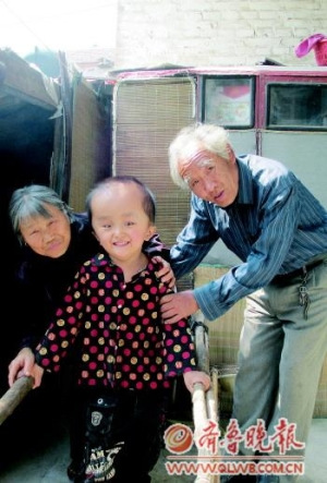 七旬夫妇不顾四儿女反对收养残疾弃婴七年