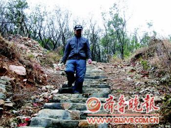 退休工自掏腰包亲手修路方便邻居上山(图)