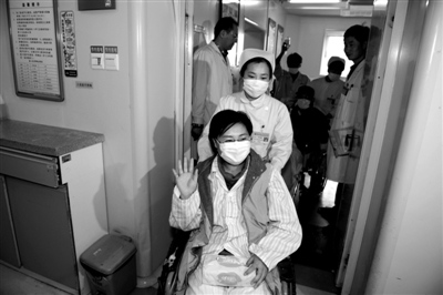 女子复婚为夫捐肝续:恢复良好出监护室同落泪