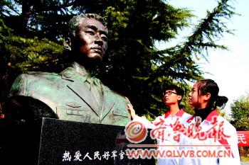 二炮军官救落水者牺牲半年后遇难地铸铜像纪念