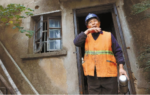 60岁环卫工大半收入捐出帮人坚持30年感动众人