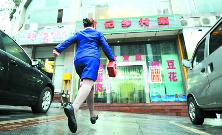 公交车站厕所少驾驶员如厕难重庆上百司机患结石
