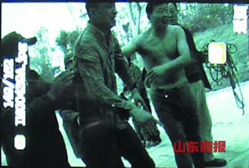 老人跳河救下落水父子后悄然离开(图)