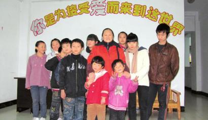 55岁女医生14年收养60余名孩子曾被举报超生(图)