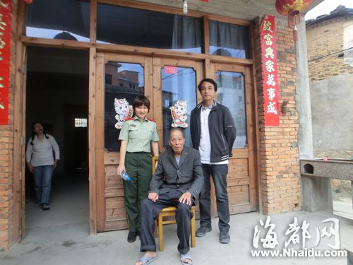 八旬老人闹市摔倒爬不起90后女兵将其扶回家