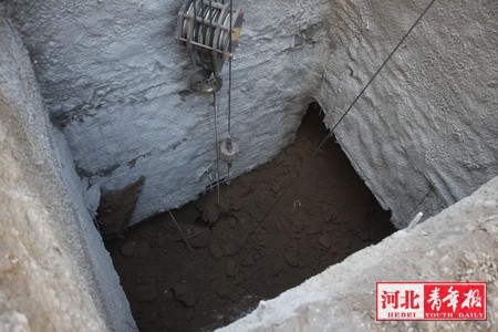 石家庄一施工现场塌方3人被埋消防员徒手救人(图)