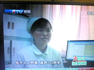 护士长奔出家门施救坠楼老人做人工呼吸满嘴污血