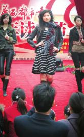 成都美女模特转型当交警笔试158名面试第一(图)