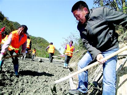父子捐资44万帮村民修路70余户乡亲协力劳动